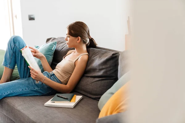 Atractiva Mujer Joven Estudiando Mientras Está Sentada Sofá Casa Tomando — Foto de Stock