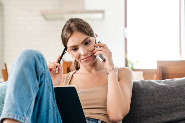 Mujer Joven Ocasional Usando Ordenador Portátil Teléfono Celular Sofá Casa — Foto de Stock