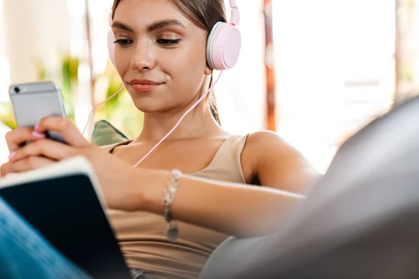 Mooie Jonge Vrouw Luisteren Naar Muziek Met Koptelefoon Schrijven Een — Stockfoto