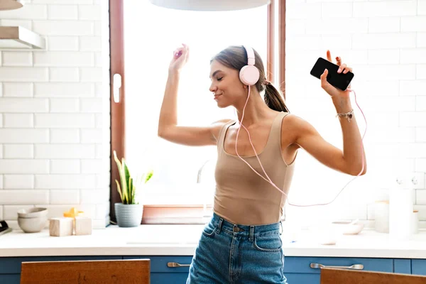 Giovane Incredibile Donna Emotiva Che Balla Cucina Casa Ascolta Musica — Foto Stock