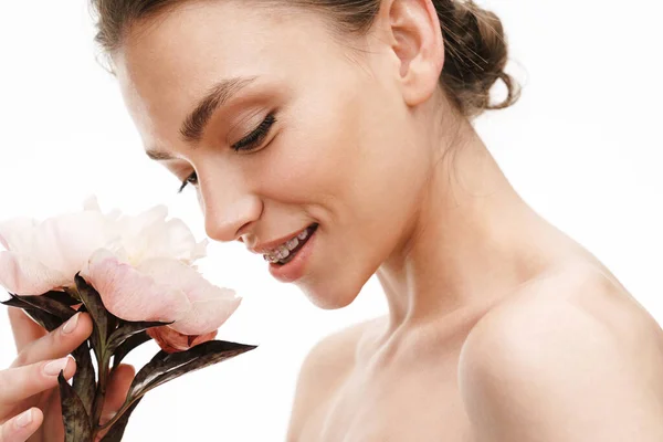 Portret Pięknej Uśmiechniętej Młodej Topless Kobiety Pachnącej Kwiatami Wyizolowanymi Białym — Zdjęcie stockowe