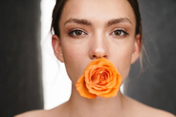 Retrato Una Hermosa Joven Topless Sosteniendo Flor Boca Aislada Sobre —  Fotos de Stock