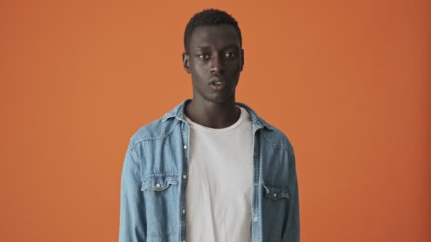 Jovem Afro Americano Emocional Chocado Está Apontando Para Câmera Isolada — Vídeo de Stock