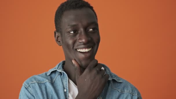 Una Vista Cerca Joven Afroamericano Sonriente Acuerdo Con Algo Pie — Vídeos de Stock