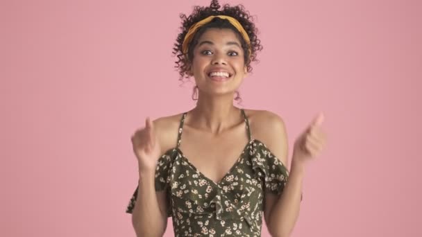 Vacker Afrikansk Amerikansk Ung Kvinna Gör Tummen Upp Gest Med — Stockvideo