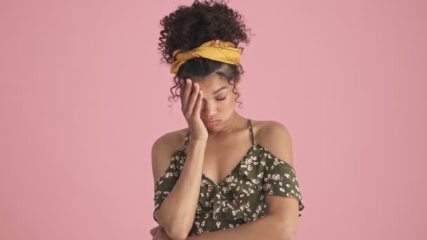 Eine Enttäuschte Afrikanisch Amerikanische Junge Frau Macht Eine Handfläche Die — Stockvideo