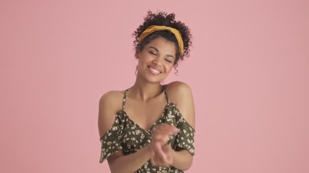 Приятная Африканская Американская Молодая Женщина Получает Комплименты Стоя Изолированные Розовом — стоковое видео