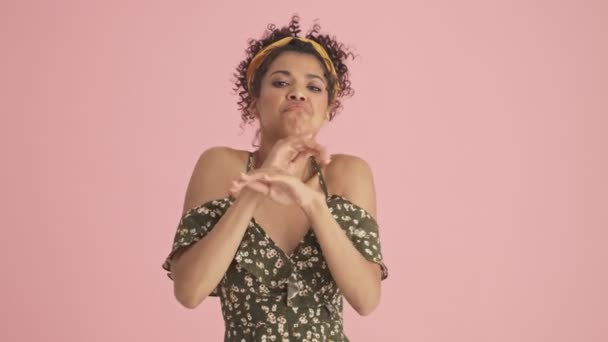 Una Joven Afroamericana Alegre Baila Pie Aislada Sobre Fondo Rosa — Vídeo de stock
