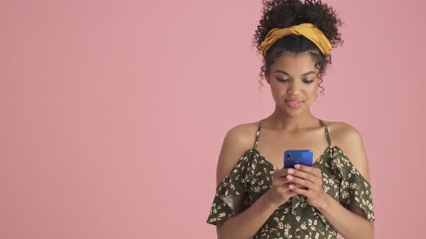Güzel Bir Afrikalı Amerikalı Genç Kadın Pembe Arka Planda Tek — Stok video
