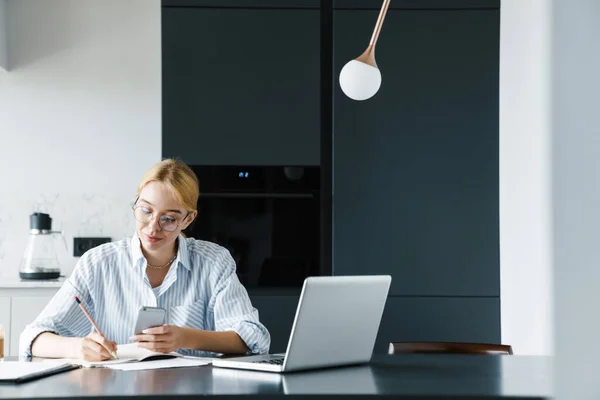 Foto Van Gefocuste Jonge Vrouw Bril Werkend Met Mobiele Telefoon — Stockfoto