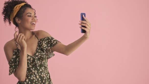 Una Joven Afroamericana Sonriente Está Tomando Una Foto Selfie Teléfono — Vídeos de Stock