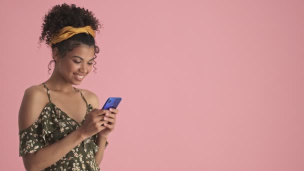 Una Joven Afroamericana Positiva Está Utilizando Teléfono Inteligente Pie Cerca — Vídeo de stock