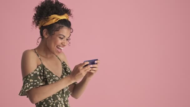 Una Joven Afroamericana Emocional Está Jugando Teléfono Inteligente Pie Cerca — Vídeo de stock