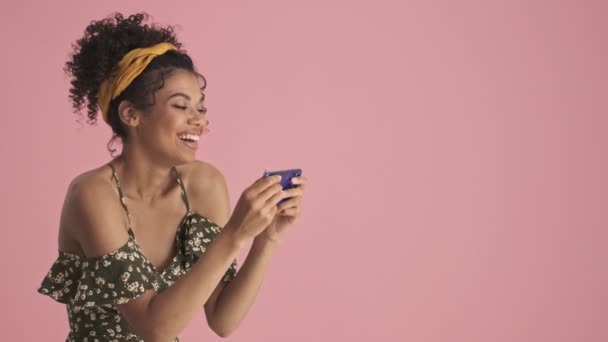 Весела Афроамериканська Молода Жінка Сміється Під Час Перегляду Відео Своєму — стокове відео