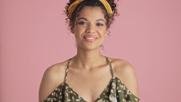 Mutlu Gülümseyen Afrikalı Amerikalı Genç Bir Kadının Yakın Plan Görüntüsü — Stok video