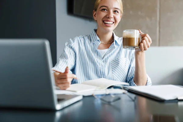Foto Van Gelukkige Jonge Vrouw Drinken Van Koffie Glimlachen Tijdens — Stockfoto
