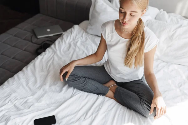 Photo Calm Beautiful Woman Meditating While Sitting Legs Crossed Bed — Stock Photo, Image