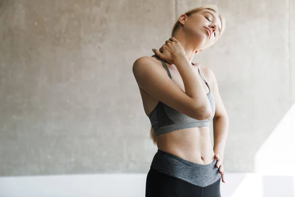 Foto Una Hermosa Mujer Enfocada Ropa Deportiva Haciendo Ejercicio Mientras — Foto de Stock