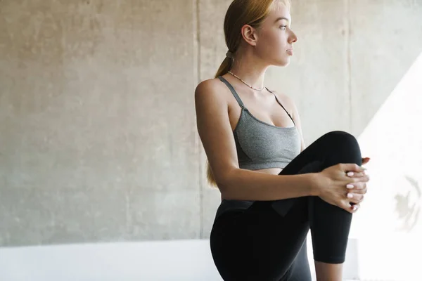 Photo Focused Beautiful Woman Sportswear Doing Exercise While Working Out — Stock Photo, Image