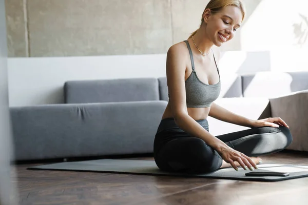 Foto Glad Vacker Kvinna Ler Och Använder Mobiltelefon När Tränar — Stockfoto