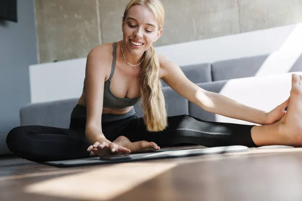 Foto Glad Vacker Kvinna Ler Och Använder Mobiltelefon När Tränar — Stockfoto