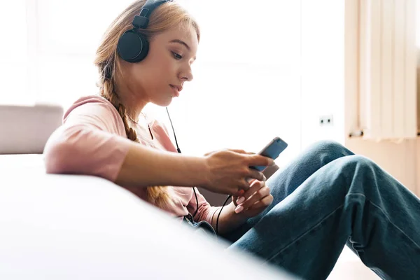 Foto Una Donna Caucasica Concentrata Che Usa Cuffie Cellulare Mentre — Foto Stock