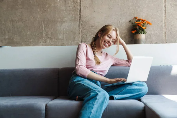 Foto Mujer Alegre Agradable Sonriendo Usando Ordenador Portátil Mientras Está —  Fotos de Stock