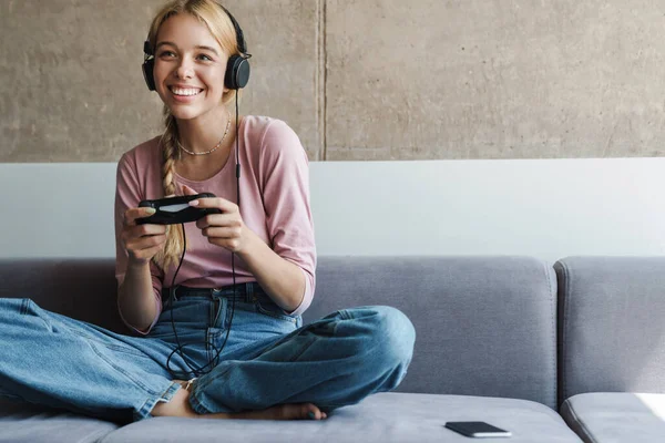 Foto Alegre Agradable Mujer Jugando Juego Línea Con Joystick Mientras —  Fotos de Stock