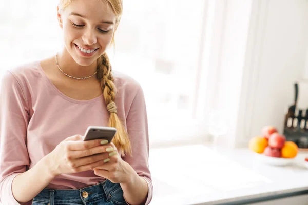 Foto Van Vrolijke Aardige Vrouw Glimlachend Met Behulp Van Mobiele — Stockfoto