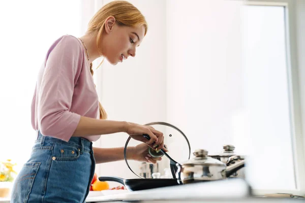Ciddi Güzel Bir Kadının Fotoğrafı Sarı Saçlı Modern Mutfakta Öğle — Stok fotoğraf