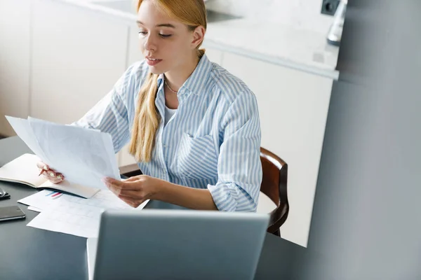 Foto Einer Konzentrierten Jungen Frau Die Mit Papieren Und Laptop — Stockfoto