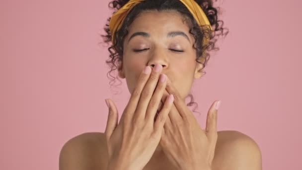 Una Visione Ravvicinata Una Bella Ragazza Afro Americana Sta Inviando — Video Stock