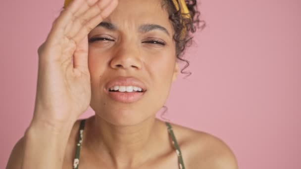 Uma Visão Perto Uma Jovem Afro Americana Atraente Está Espreitando — Vídeo de Stock