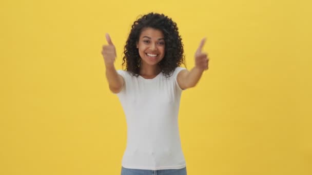 Jovem Mulher Alegre Bonita Africana Posando Isolado Sobre Fundo Parede — Vídeo de Stock