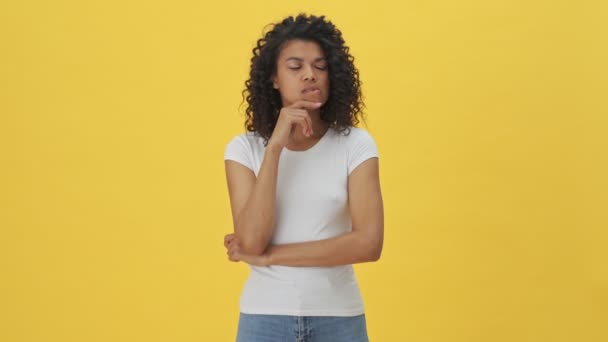 Joven Mujer Africana Pensante Posando Aislada Sobre Fondo Amarillo Pared — Vídeos de Stock