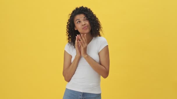 Joven Mujer Astuta Pensamiento Africano Aislado Sobre Fondo Amarillo Pared — Vídeos de Stock