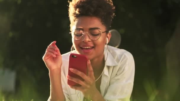 Nærbillede Smilende Ung Afrikansk Amerikansk Kvinde Med Øretelefoner Lytter Til – Stock-video