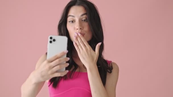 Гарна Молода Жінка Відправляє Повітря Кіс Розмовляючи Телефону Використовуючи Відеозв — стокове відео