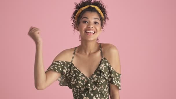 Приємна Афроамериканська Молода Жінка Робить Великий Жест Стоячи Ізольовано Рожевому — стокове відео