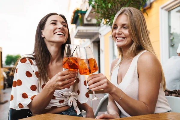 Bild Glada Vuxna Två Kvinnor Som Skrattar När Dricker Cocktails — Stockfoto