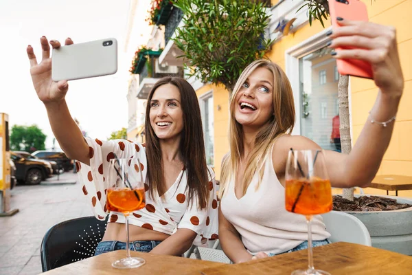 Immagine Adulto Gioioso Due Donne Che Scattano Foto Selfie Sui — Foto Stock