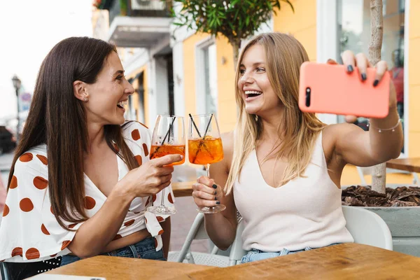 Imagen Adulto Alegre Dos Mujeres Tomando Foto Selfie Teléfono Celular — Foto de Stock