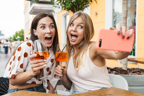 Bild Von Zwei Erwachsenen Frauen Die Ein Selfie Mit Dem — Stockfoto