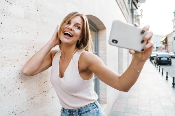 Imagem Mulher Loira Alegre Sorrindo Tirando Selfie Telefone Celular Enquanto — Fotografia de Stock