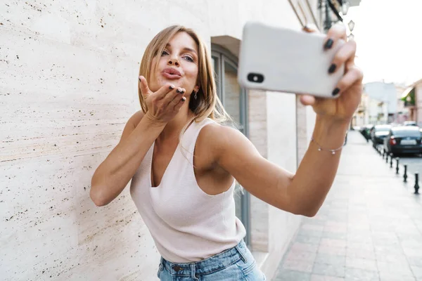 Imagem Mulher Alegre Soprando Beijo Tomando Selfie Telefone Celular Enquanto — Fotografia de Stock