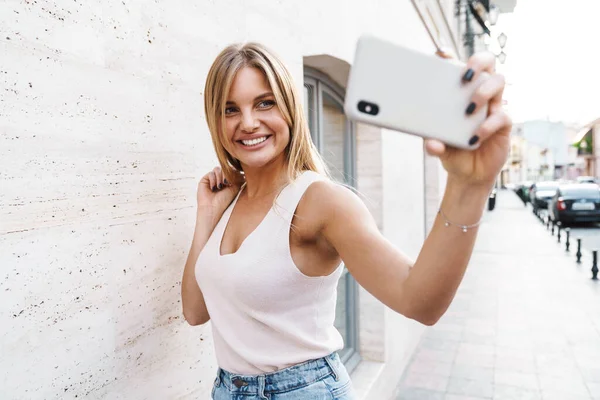 Imagem Mulher Loira Alegre Sorrindo Tirando Selfie Telefone Celular Enquanto — Fotografia de Stock
