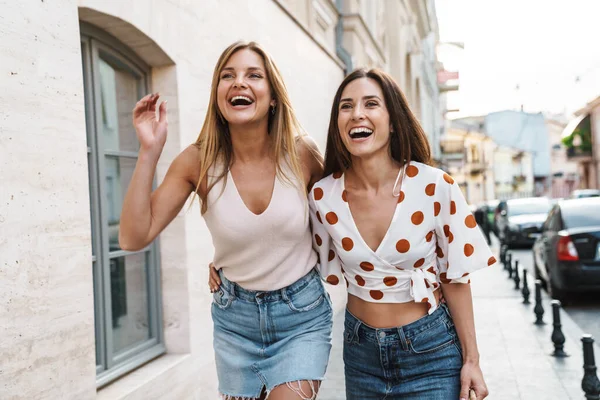 Obrázek Veselé Dospělé Dvě Ženy Objímající Smějící Při Chůzi Ulici — Stock fotografie
