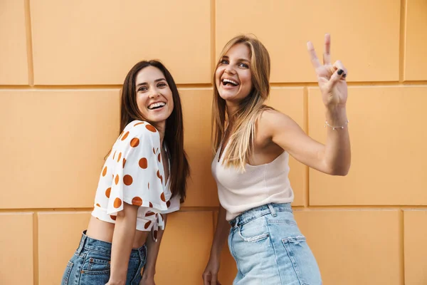 Image Excited Adult Two Women Laughing Gesturing Peace Sign While — Stock Photo, Image