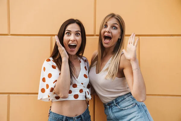 Obrázek Vzrušené Dospělé Dvě Ženy Objímající Vyjadřující Překvapení Při Pózování — Stock fotografie