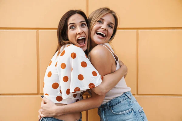 Imagem Adulto Animado Duas Mulheres Abraçando Rindo Enquanto Posando Rua — Fotografia de Stock